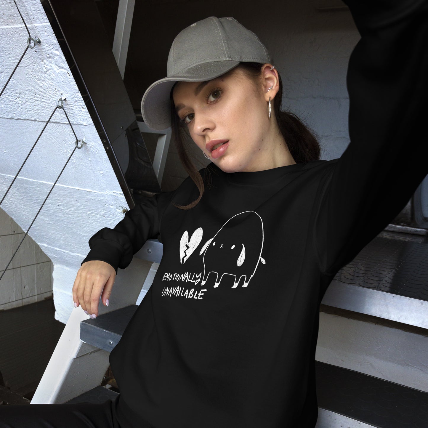 EMOTIONALLY UNAVAILABLE SWEATSHIRT - Dark colors.